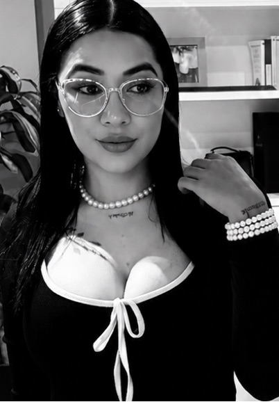 Verified woman available for a live 1v1 video call