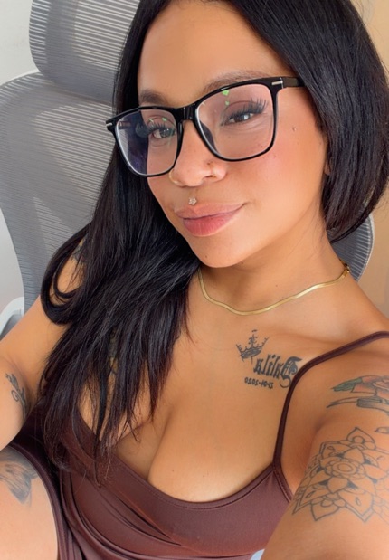 Verified woman available for a live 1v1 video call