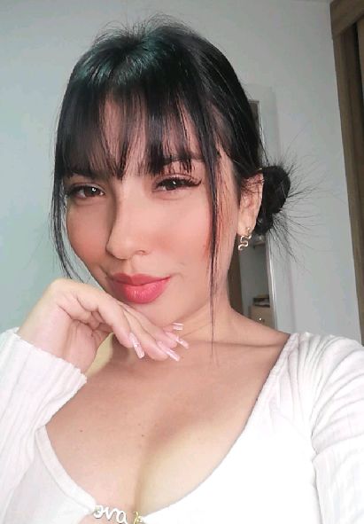 Verified woman available for a live 1v1 video call